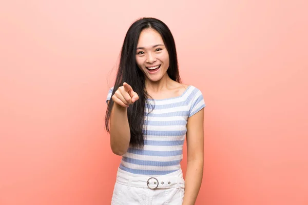 Tinédzser Ázsiai Lány Felett Elszigetelt Rózsaszín Háttér Meglepett Rámutatva Elöl — Stock Fotó