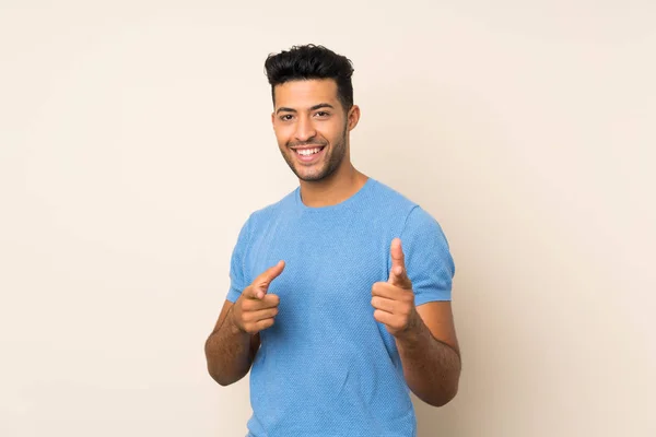 Mladý Pohledný Muž Přes Izolované Pozadí Ukazuje Dopředu Usmívá — Stock fotografie