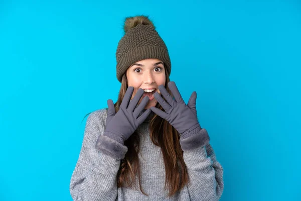 Teenager Κορίτσι Χειμερινό Καπέλο Πάνω Από Απομονωμένο Μπλε Φόντο Έκπληξη — Φωτογραφία Αρχείου