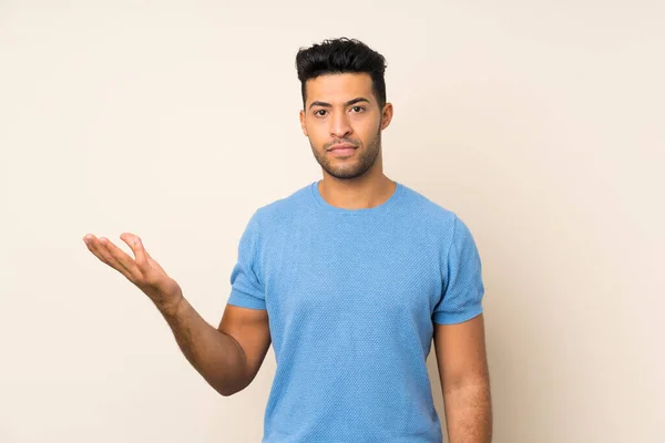 Joven Hombre Guapo Sobre Fondo Aislado Haciendo Gesto Dudas — Foto de Stock