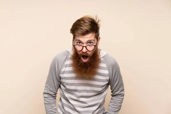 Ruiva Homem Com Barba Longa Sobre Fundo Isolado Com Óculos — Fotografia de Stock