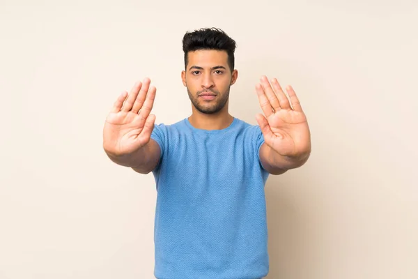 Ung Stilig Man Över Isolerad Bakgrund Gör Stopp Gest Och — Stockfoto