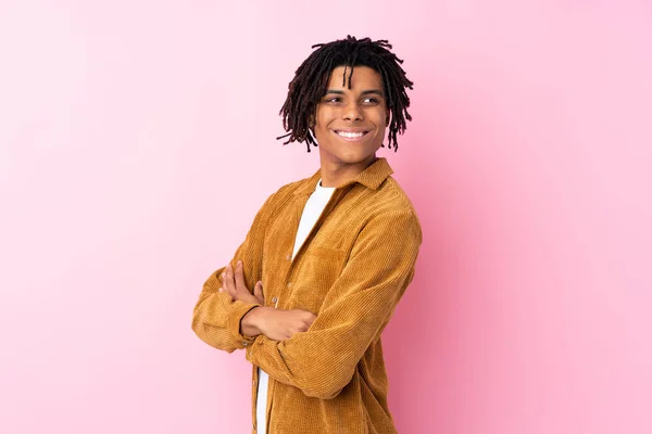 고립된 분홍색 교차하고 행복하게 아프리카 미국인 — 스톡 사진