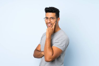 Gözlüklü izole arka plan üzerinde genç yakışıklı adam