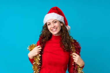 Soyutlanmış geçmişinde Noel şapkası olan bir kız.