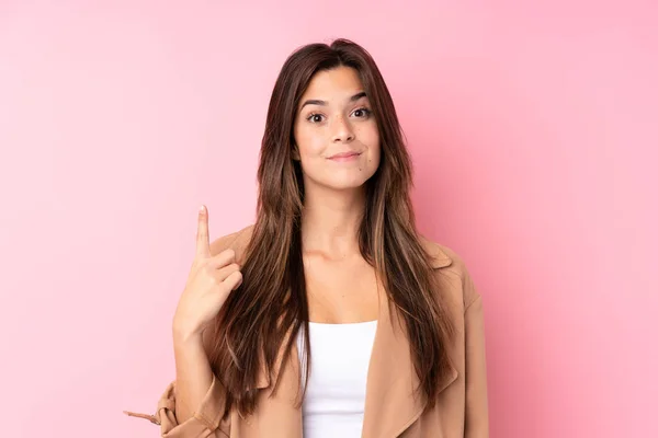 Adolescente Brésilienne Sur Fond Rose Isolé Pointant Avec Index Une — Photo