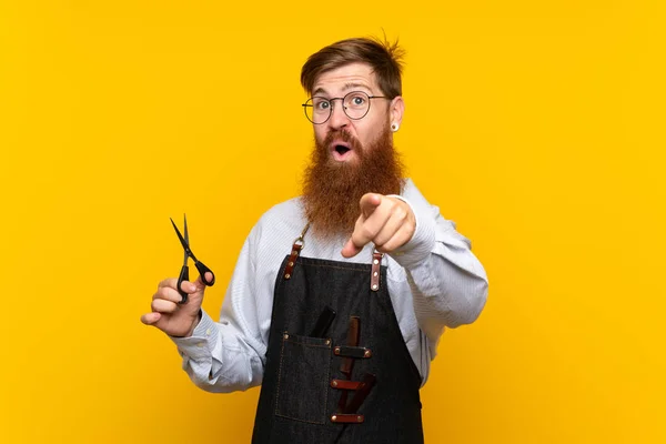 Barbeiro Com Barba Longa Avental Sobre Fundo Amarelo Isolado Surpreso — Fotografia de Stock