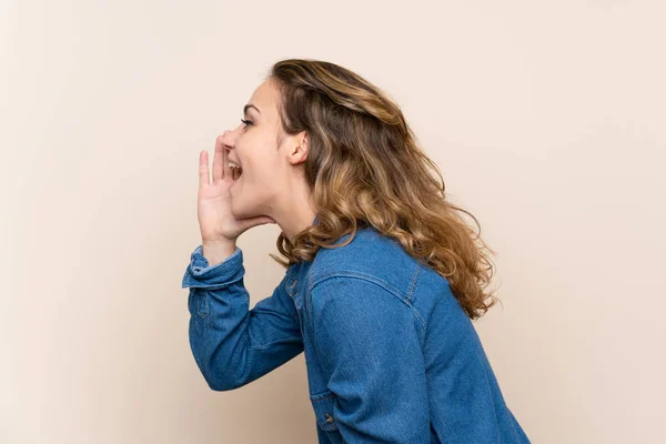 Joven Rubia Sobre Fondo Aislado Gritando Con Boca Abierta —  Fotos de Stock