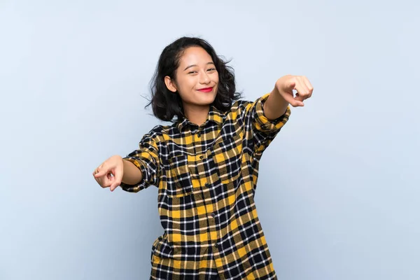 Азиатская Молодая Женщина Изолированном Синем Фоне Указывает Пальцем Улыбаясь — стоковое фото