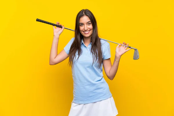 Giovane golfista donna oltre isolato muro giallo — Foto Stock