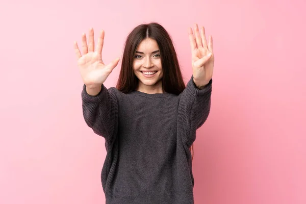 Ung Kvinna Över Isolerad Rosa Bakgrund Räkna Nio Med Fingrar — Stockfoto