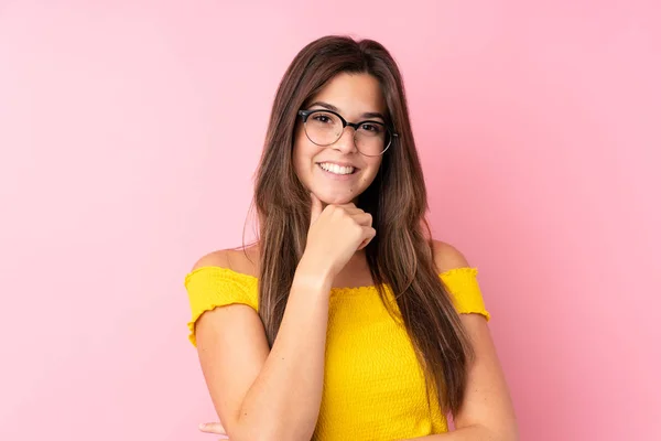 Adolescente Brasileña Chica Sobre Aislado Rosa Fondo Con Gafas Sonriendo —  Fotos de Stock