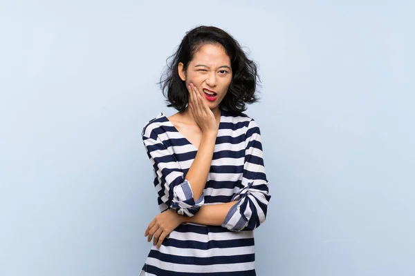 Asyalı Genç Bir Kadın Diş Ağrısı Çeken Soyutlanmış Mavi Bir — Stok fotoğraf