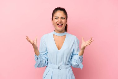 Soyutlanmış pembe arka planda genç esmer kız mutsuz ve hayal kırıklığına uğramış.