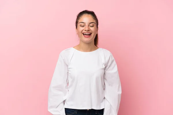 Joven Morena Sobre Fondo Rosa Aislado Gritando Frente Con Boca — Foto de Stock