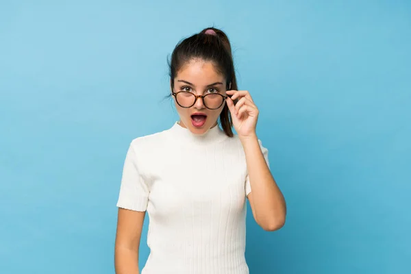 Junge Brünette Mädchen Über Isolierten Blauen Hintergrund Mit Brille — Stockfoto