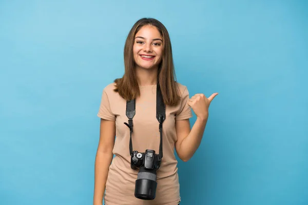 Mladá Brunetka Dívka Přes Izolované Modré Pozadí Profesionální Kamerou Ukazuje — Stock fotografie