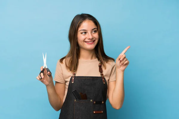 Junge Brünette Mädchen Über Isolierten Blauen Hintergrund Mit Friseur Oder — Stockfoto