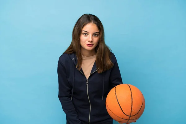 Jovem Morena Sobre Fundo Azul Isolado Com Bola Basquete — Fotografia de Stock