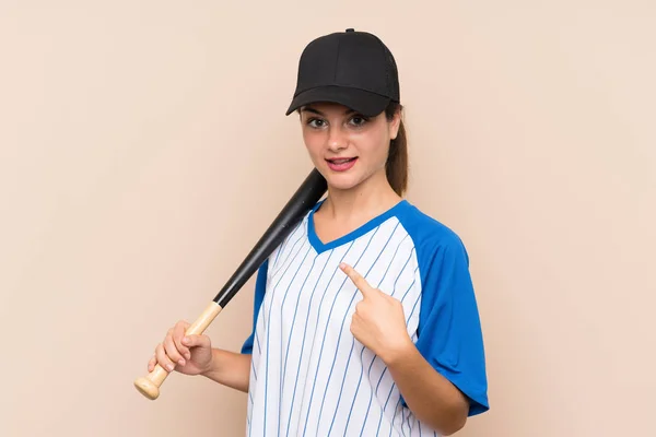 Chica Joven Jugando Béisbol Sobre Fondo Aislado Con Expresión Facial — Foto de Stock