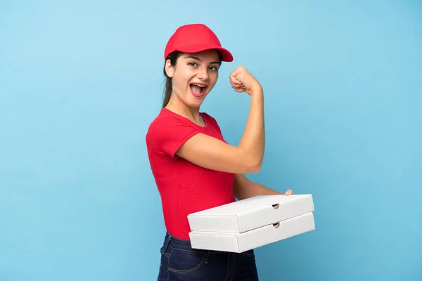 Jovem Segurando Uma Pizza Sobre Parede Rosa Isolada Fazendo Gesto — Fotografia de Stock