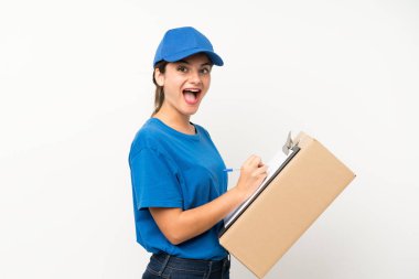 Genç teslimatçı kız soyutlanmış beyaz arka plan