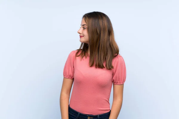 Young Brunette Girl Isolated Blue Background Looking Side — Stock Photo, Image