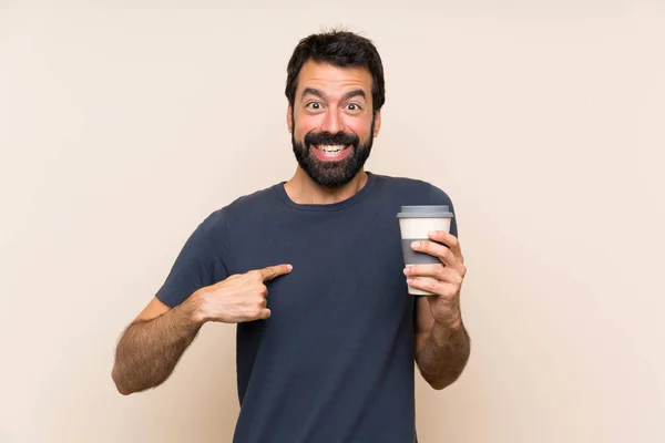 Homem Com Barba Segurando Café Com Expressão Facial Surpresa — Fotografia de Stock