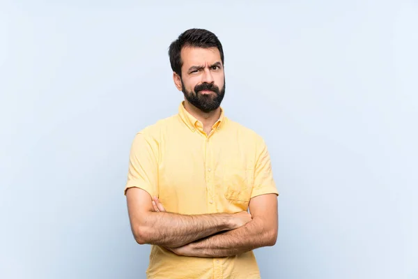 Joven Con Barba Sobre Fondo Azul Aislado Sintiéndose Molesto — Foto de Stock