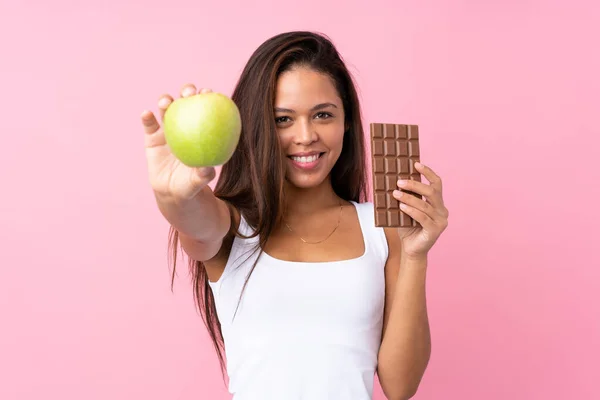 Mladý Brazilský Dívka Přes Izolované Růžové Pozadí Přičemž Čokoládovou Tabletu — Stock fotografie