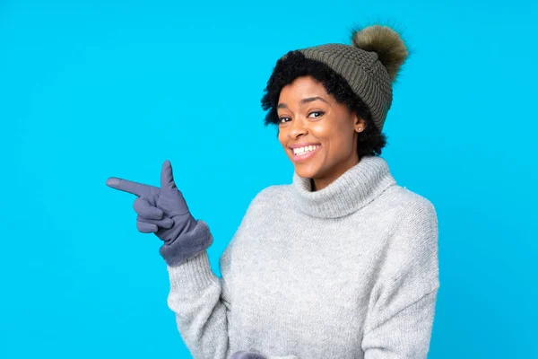 Afrikanisch Amerikanische Frau Mit Wintermütze Über Isoliertem Blauem Hintergrund Zeigt — Stockfoto