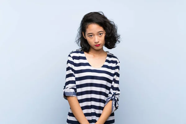 Asiatico Giovane Donna Isolato Blu Sfondo Con Triste Depresso Espressione — Foto Stock