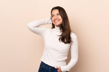 Tecrit edilmiş bir geçmişi olan genç Kolombiyalı kız bir fikir düşünüyor.