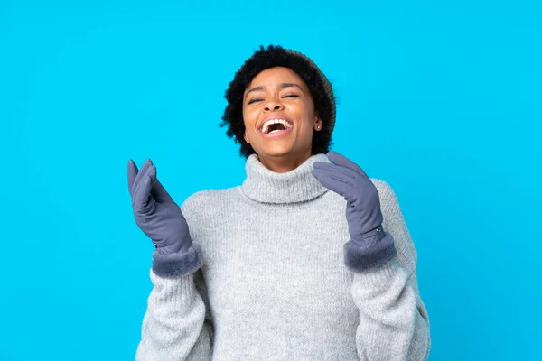 Afrikanisch Amerikanische Frau Mit Wintermütze Über Isoliertem Blauem Hintergrund Lacht — Stockfoto