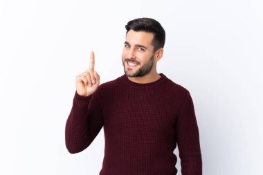 Sakallı, beyaz bir geçmişi olan genç ve yakışıklı bir adam en iyinin işareti olarak parmağını kaldırıyor.