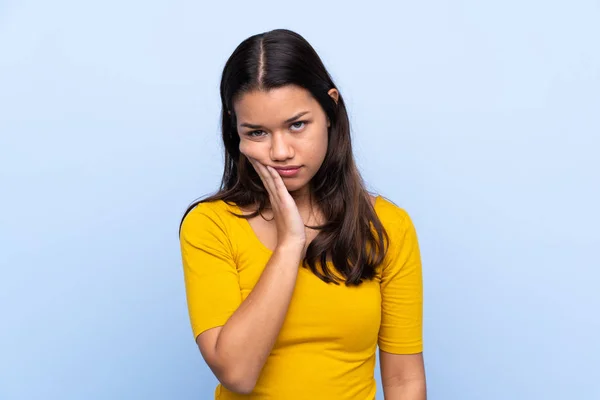 Jeune Fille Colombienne Sur Fond Bleu Isolé Malheureux Frustré — Photo