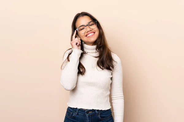 Ung Colombiansk Flicka Över Isolerad Bakgrund Med Glasögon Och Glad — Stockfoto