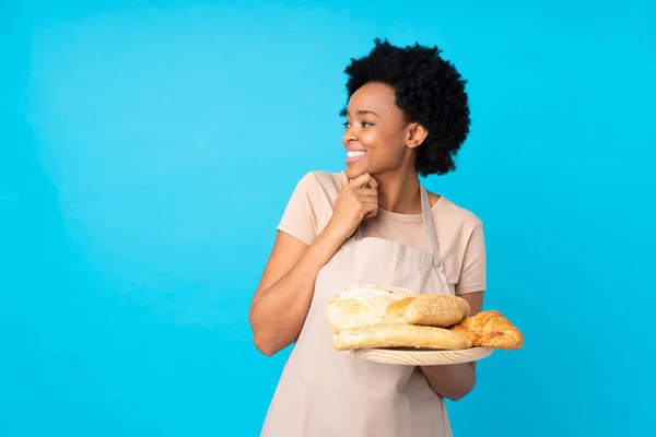 Африканська Американка Формі Шеф Кухаря Жіночий Пекар Тримає Стіл Декількома — стокове фото