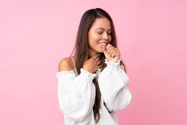 Joven Brasileña Sobre Aislado Rosa Fondo Está Sufriendo Tos Sentirse — Foto de Stock