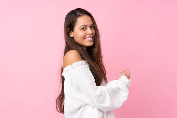 Young Brazilian Girl Isolated Pink Background Pointing Back — Stock Photo, Image