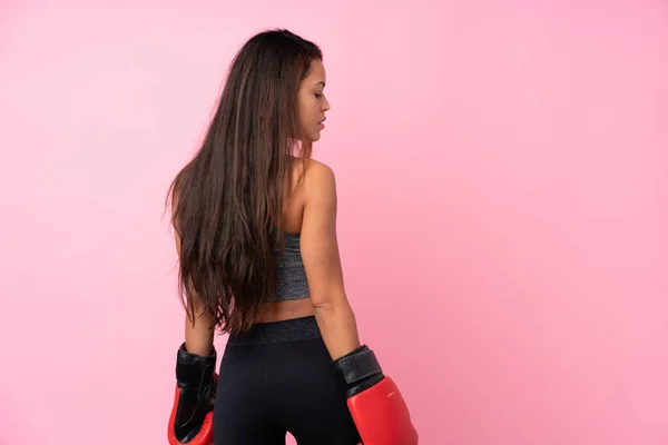 Joven Deporte Chica Brasileña Sobre Fondo Rosa Aislado Con Guantes — Foto de Stock