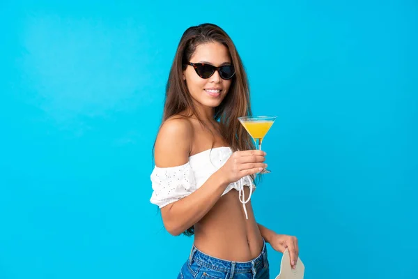 Молодая женщина в летние каникулы на изолированном синем фоне — стоковое фото