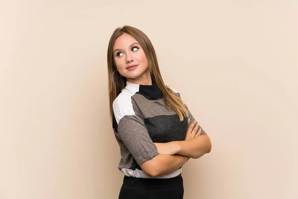 Adolescente Chica Sobre Aislado Fondo Con Brazos Cruzados Feliz — Foto de Stock