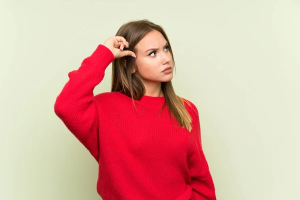 Adolescente Chica Sobre Aislado Verde Fondo Tener Dudas Con Confundir —  Fotos de Stock