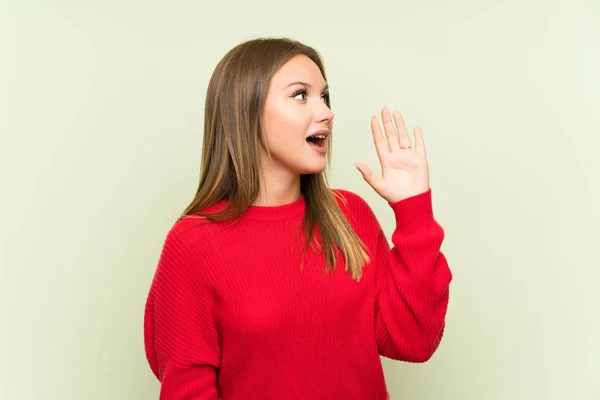 Teenager Girl Isolated Green Background Shouting Mouth Wide Open — ストック写真