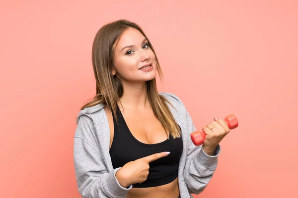 Ragazza Sportiva Adolescente Che Sollevamento Pesi Sfondo Rosa Isolato Che — Foto Stock