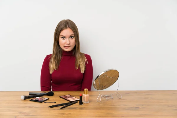 Teenager Mädchen Mit Make Palette Und Kosmetik Einem Tisch Mit — Stockfoto