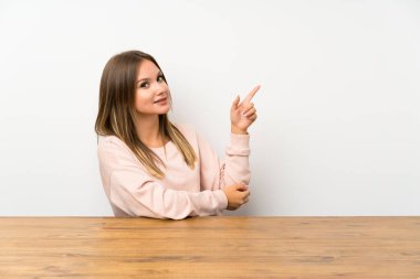 Yan parmak gösteren bir masada Genç kız