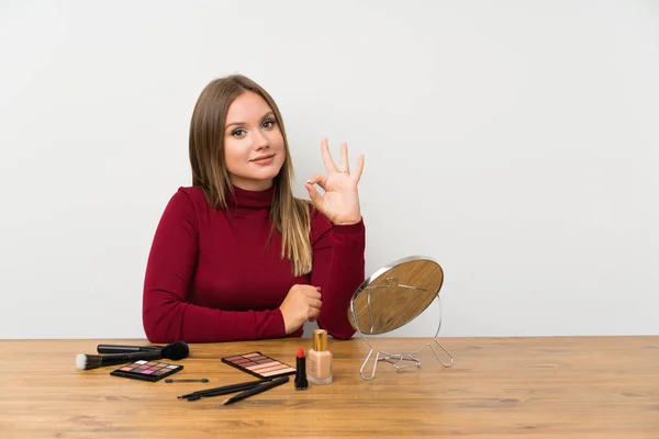 Teenager Mädchen Mit Make Palette Und Kosmetik Einem Tisch Mit — Stockfoto