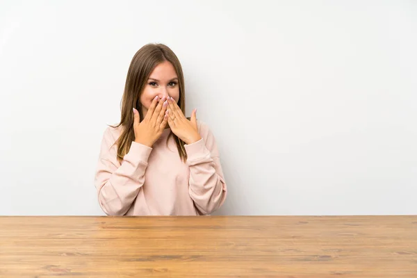 Menina Adolescente Uma Mesa Com Expressão Facial Surpresa — Fotografia de Stock